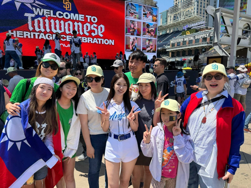 禾羽和球迷拍照留念。（圖／承信運動行銷提供）