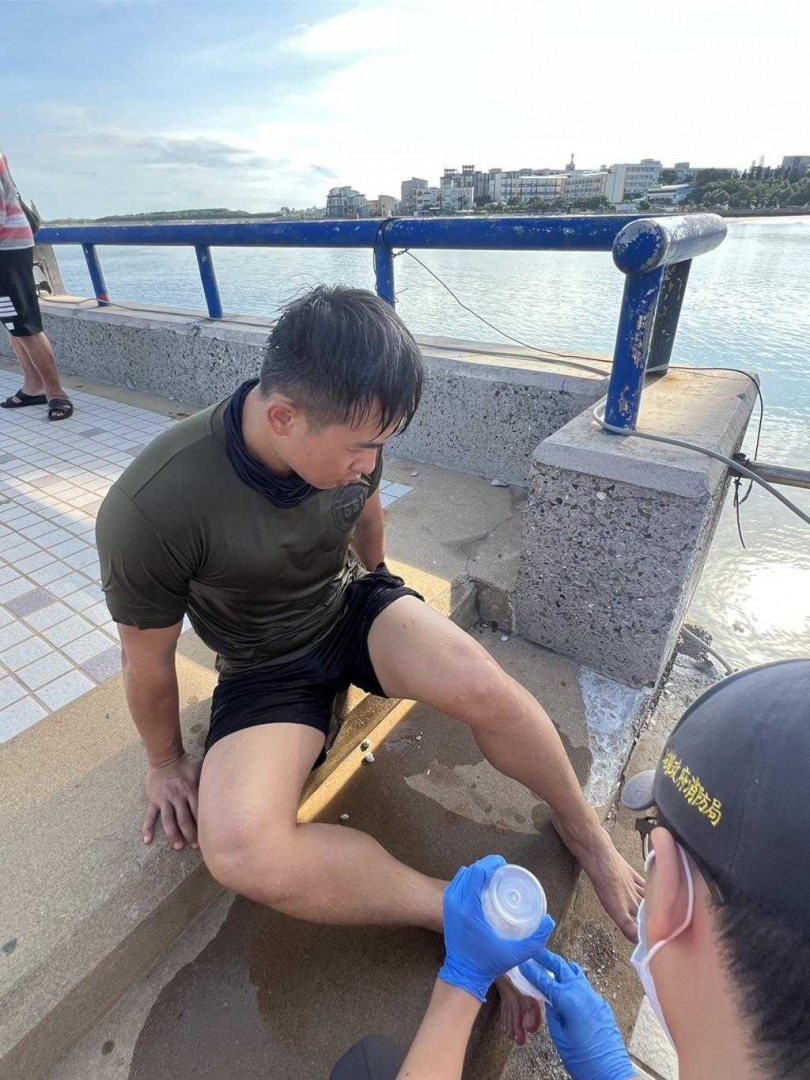 2025年8月12日澎湖縣／12日上午途經澎湖馬公市西瀛虹橋運動而撞見橋上有人落海而下水搶救的澎防部本部連上士王博智，腿部輕微擦傷，由救護人員幫忙上藥。（圖／翻攝畫面）