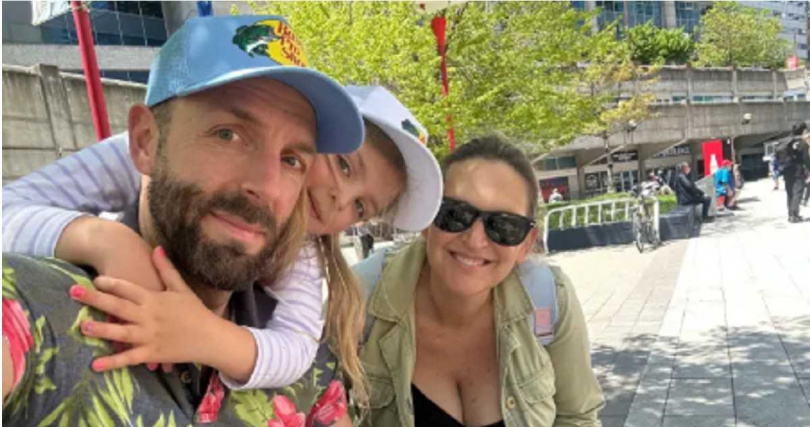 海倫與丈夫麥可、女兒達西，以及新成員奧莉薇亞在多倫多合影，笑言假期變「育嬰假」。（圖／Michael Green提供）