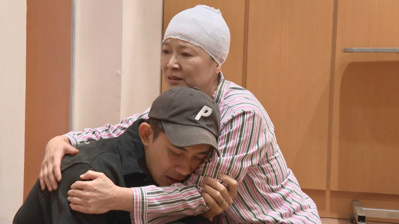 謝瓊煖溫柔演出「親情攻勢」，逼哭工作人員。（圖／民視）