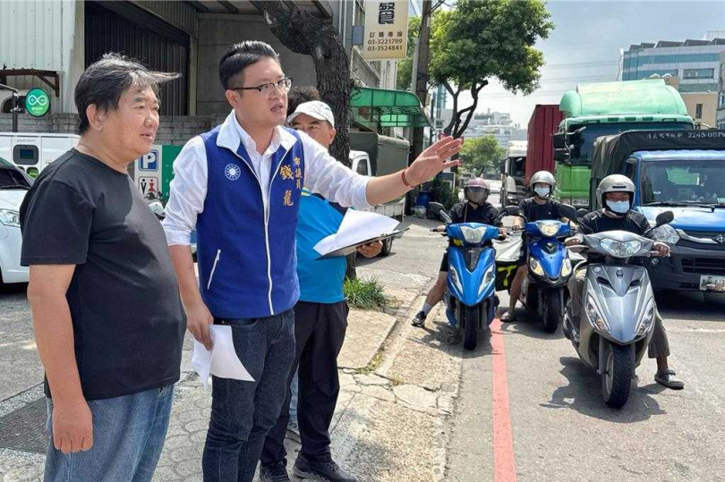 桃園市蘆竹區南崁路、南工路口的斑馬線以斜線方向畫設，導致民眾需斜向穿越馬路，且機車待轉區位於路口，引發人車安全疑慮，民代提出3項改善建議，盼政府能夠重視民眾交通安全。（圖／中國時報記者姜霏攝）