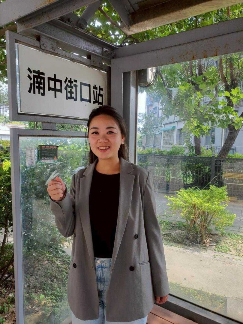 市議員楊玲宜接獲陳情，指「湳中街口站」公車站牌資訊卻小如逗點，連標明公車時刻表的紙條都比手掌還小，讓長輩得拿放大鏡才看得到。（圖／中國時報王惠慧攝）