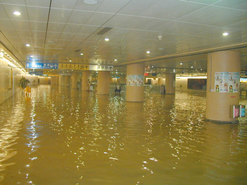 北捷日前分享24年前納莉颱風來襲造成嚴重淹水災情的照片，引發網友討論。（圖／翻攝自臉書，台北捷運 Metro Taipei）