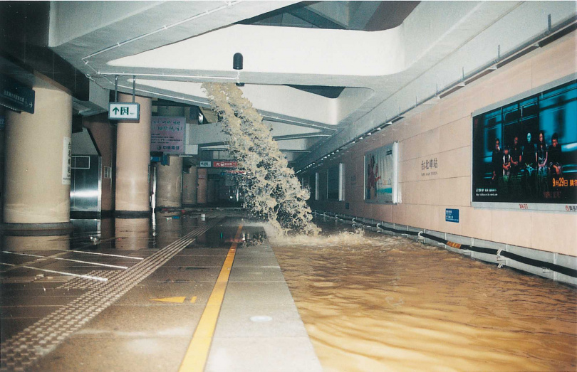 北捷日前分享24年前納莉颱風來襲造成嚴重淹水災情的照片，引發網友討論。（圖／翻攝自臉書，台北捷運 Metro Taipei）