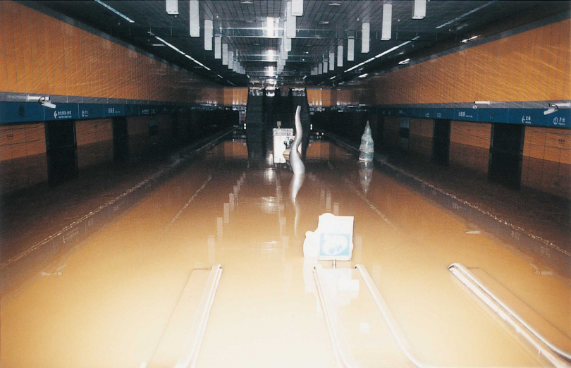 北捷日前分享24年前納莉颱風來襲造成嚴重淹水災情的照片，引發網友討論。（圖／翻攝自臉書，台北捷運 Metro Taipei）