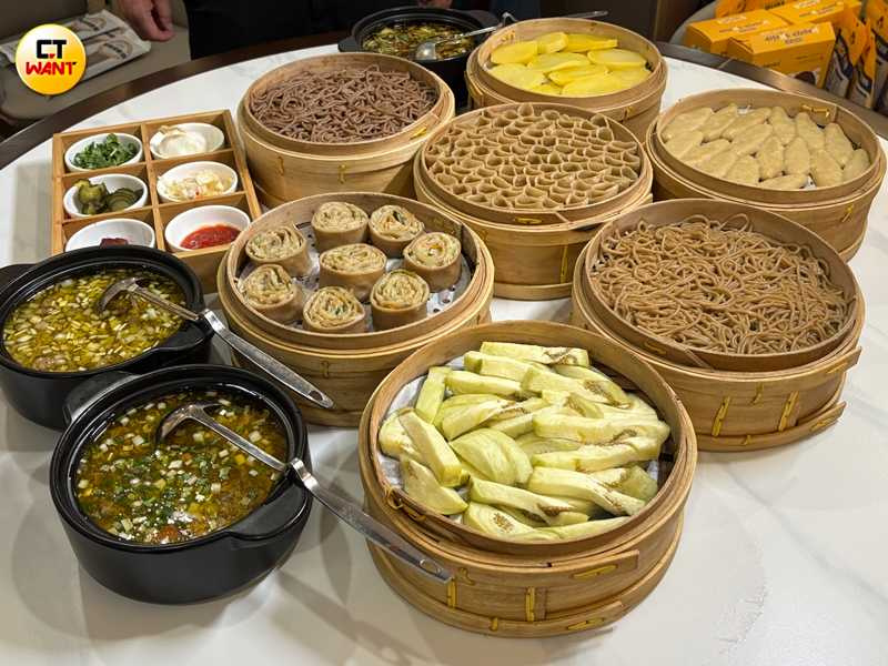 莜麥磨成的麵粉經過巧手揉搓，變成蜂窩狀的莜麵窩窩或是細長的莜麵魚魚，蒸熟後口感紮實又富有彈性。（圖╱王若攝）