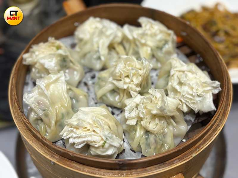 「老綏元」的羊肉燒賣皮薄而韌,只用當天現宰的新鮮羊肉剁碎,調入蔥薑與調料,肉餡飽滿多汁。(圖╱王若攝)