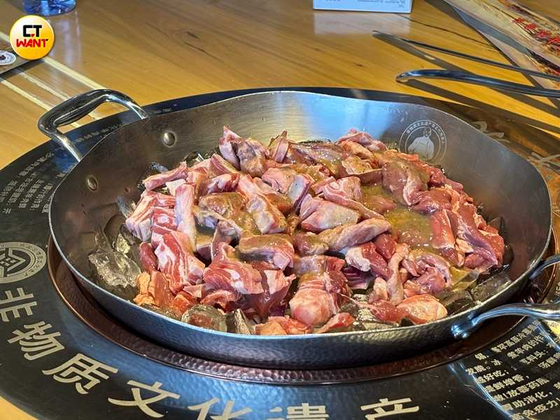 澤成冰煮羊以冰塊代替水燉煮羊肉，不僅去酸去膩，羊肉在溫火慢煮中變得無比嫩滑。（圖╱王若攝）