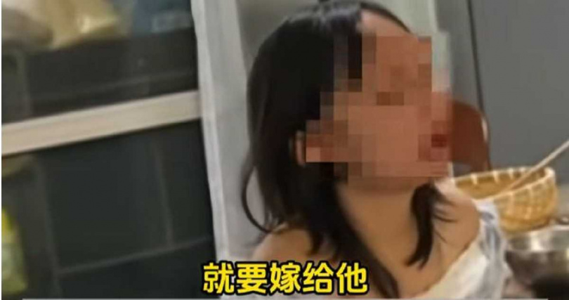 王女情緒激動，堅持「我就要嫁給他」，並揚言赴英國與男友會合，現場場面一度失控。（圖／翻攝自微博， 小莉幫忙 ）