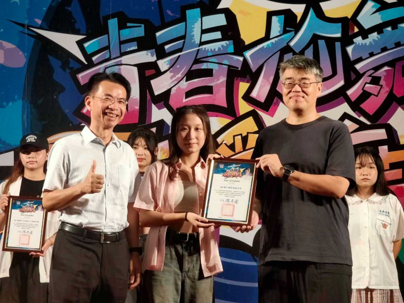 鳳新高中校長陳江海及其學生代表與副市長。（圖片提供／高雄市政府）