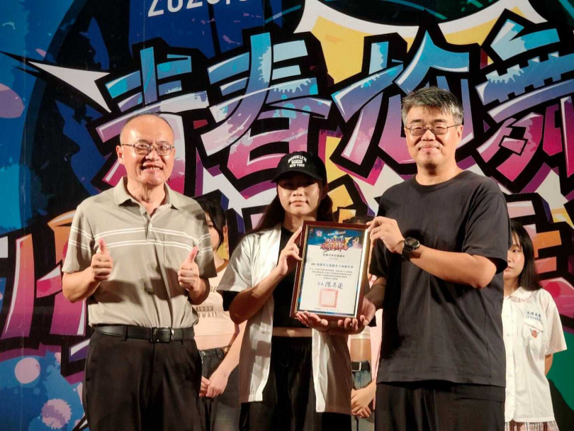 副市長帶領毒防局、教育局、青年局局長與十校學生代表頒贈感謝狀。（圖片提供／高雄市政府）