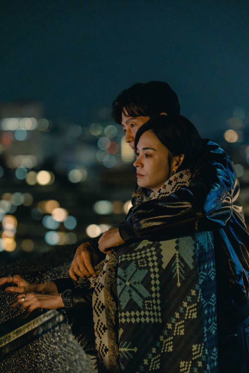 《整形過後》前導預告曝光，李廷鎮（後）耳鬢廝磨張榕容（前）。（圖／六魚文創）