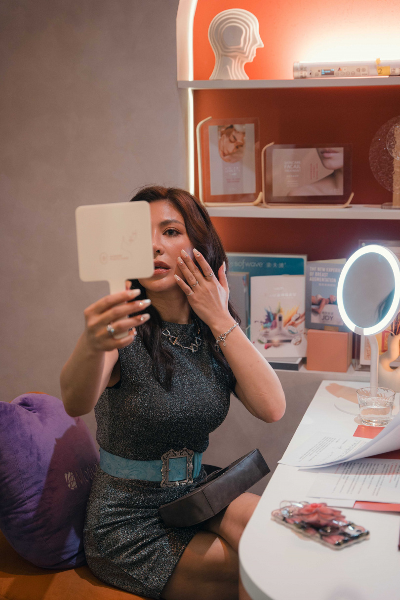 《整形過後》艾怡良成「最美媽媽桑」，揭「美麗病」殘酷代價。（圖／六魚文創）