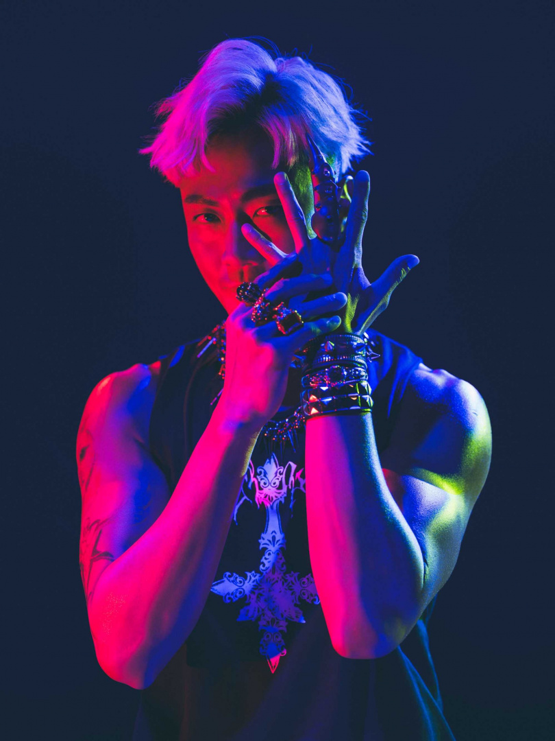 林俊逸在主視覺上大膽突破，不但將黑髮漂成白金髮色，更秀出苦練多時的精壯二頭肌。（圖／媒體棧提供）