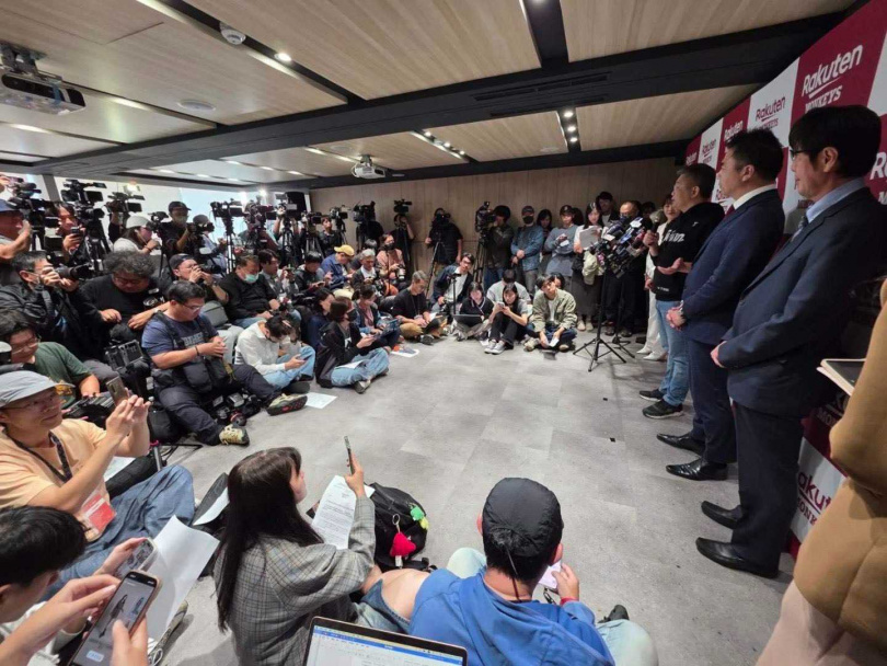 樂天桃猿代理執行長森井誠之與樂天亞太區執行長葛城崇宣布全面優化樂天桃猿球團營運管理架構，並將全力提供所需的資源與支持，打造最理想的環境。（照片提供／樂天集團 、樂天桃猿）