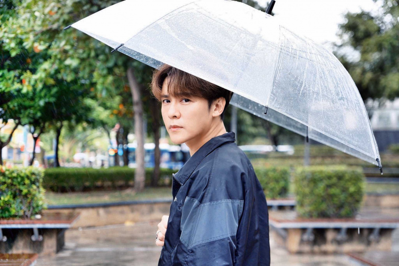 金志遙以「致敬郭富城」的經典造型出演女團「SVETA心動女孩」新歌MV。（圖／心動藝能提供）