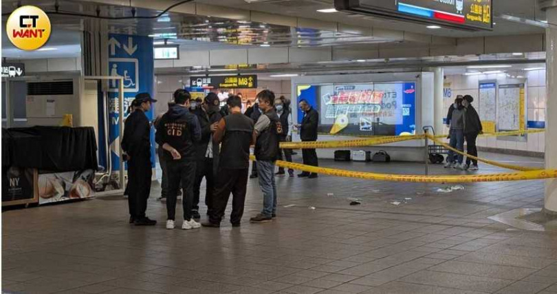 27歲男子張文使用汽油彈、煙霧彈並持刀在台北車站、中山捷運站一帶連續犯案，造成15人送醫，其中4人死亡（含張文），2人仍在加護病房中。（圖／林冠吟攝）