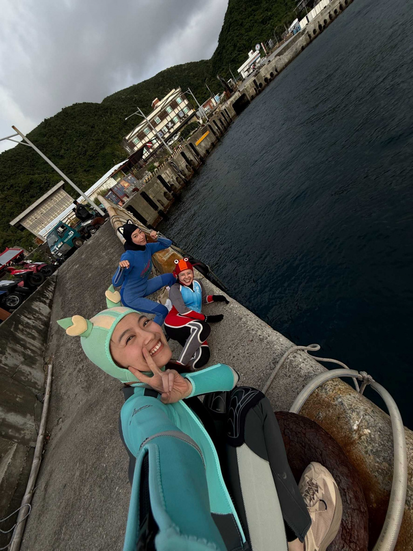 三人一同潛水享受綠島之美。（圖／民視）