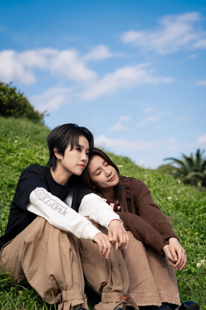 晨悠為了新作品上演女女曖昧情。（圖／索尼音樂提供）