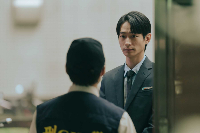 黃河在《人生只租不賣》劇中處裡房客在租屋處過世的棘手狀況。(圖/公視台語台提供)