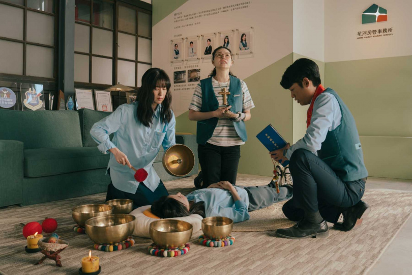 林予晞(左起)、王真琳、謝章穎在《人生只租不賣》中要趕走不好的東西。(圖/公視台語台提供)