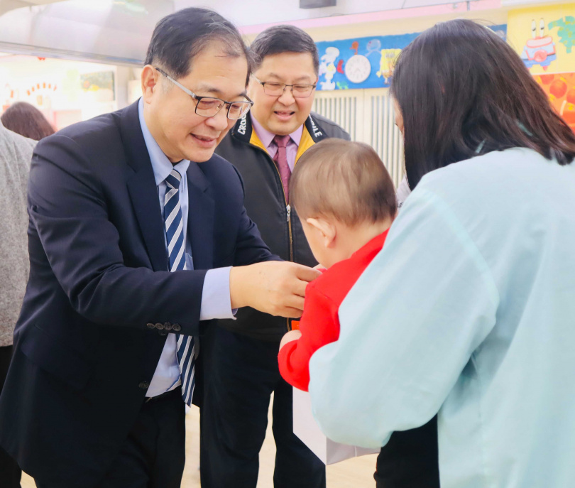 法務部長鄭銘謙視察桃園女監，並贈送在場媽媽們嬰幼兒用品，勉勵改悔向上。（圖／矯正署提供）