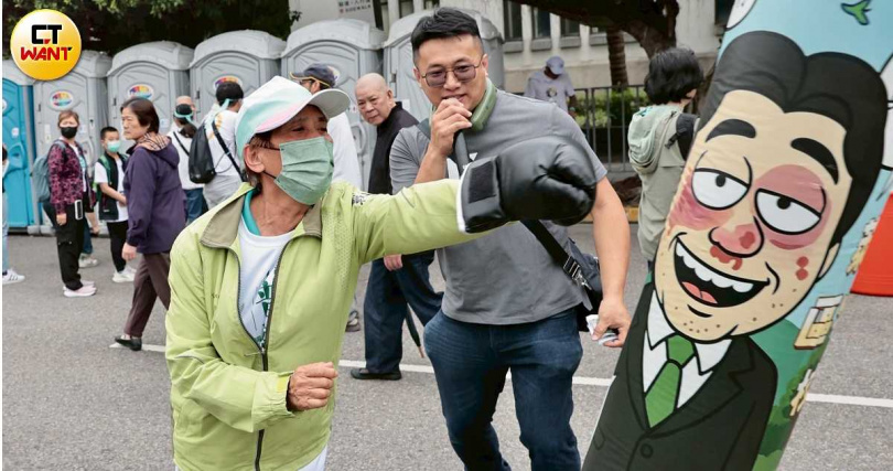 民眾黨支持者於凱道集會中，擊打印有「賴爾校長」形象的充氣道具，表達對判決結果的不滿情緒。（圖／黃耀徵攝）