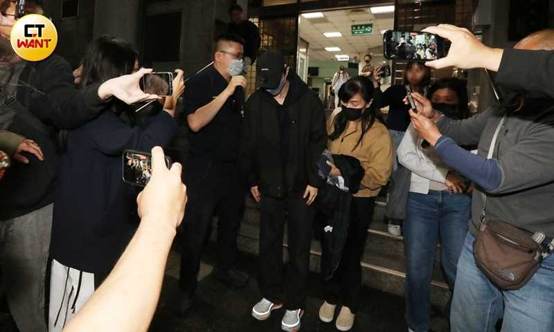 本月1日王子完成交保手續後離開地檢署。他未發一語，僅彎腰鞠躬對守候的媒體致意。（圖／本刊攝影組）