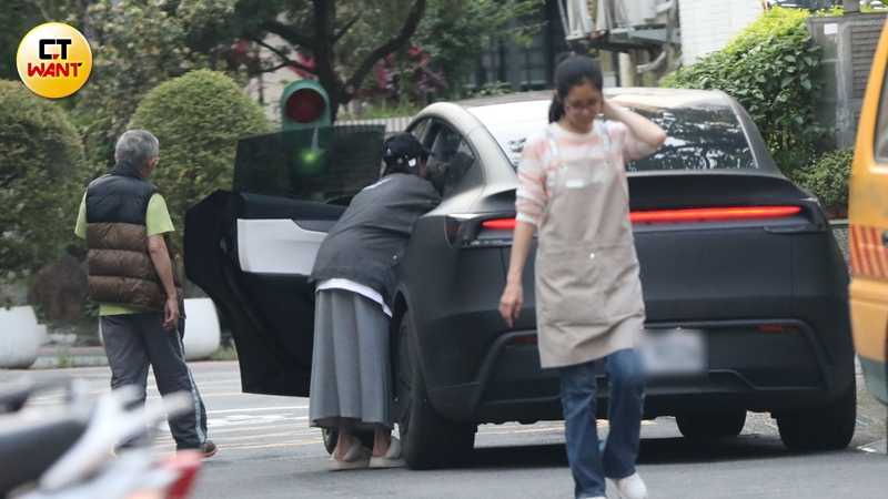本月10日本刊直擊粿粿駕車前往台北市內湖區某電視台附近接人。（圖／本刊攝影組）