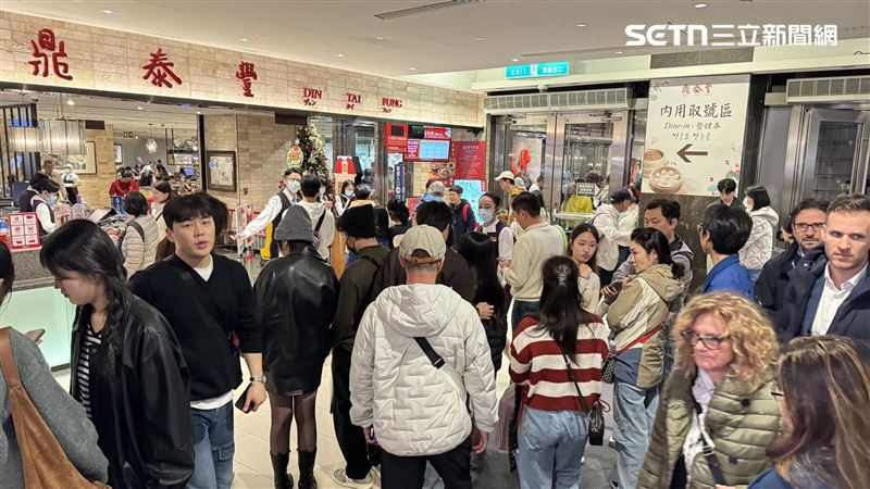 台北101鼎泰豐總是門庭若市擠滿排隊人潮。（圖／記者鍾釗楨攝影）