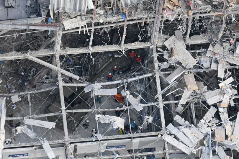 商場爆炸後內部嚴重毀損，大量商品散落、鋼骨外露，防衛省首度公開搜救影像。