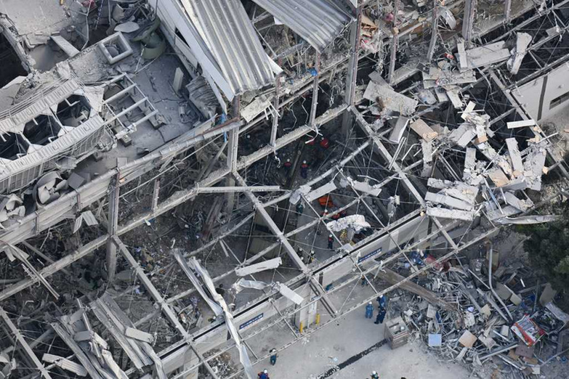 商場爆炸後內部嚴重毀損，大量商品散落、鋼骨外露，防衛省首度公開搜救影像。