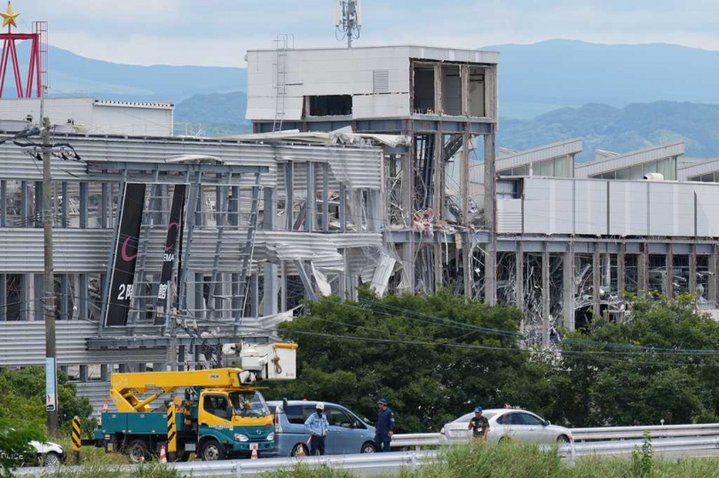消防人員與重型機具持續在永旺夢樂城熊本瓦礫堆中搜索失聯者，把握黃金72小時救援。