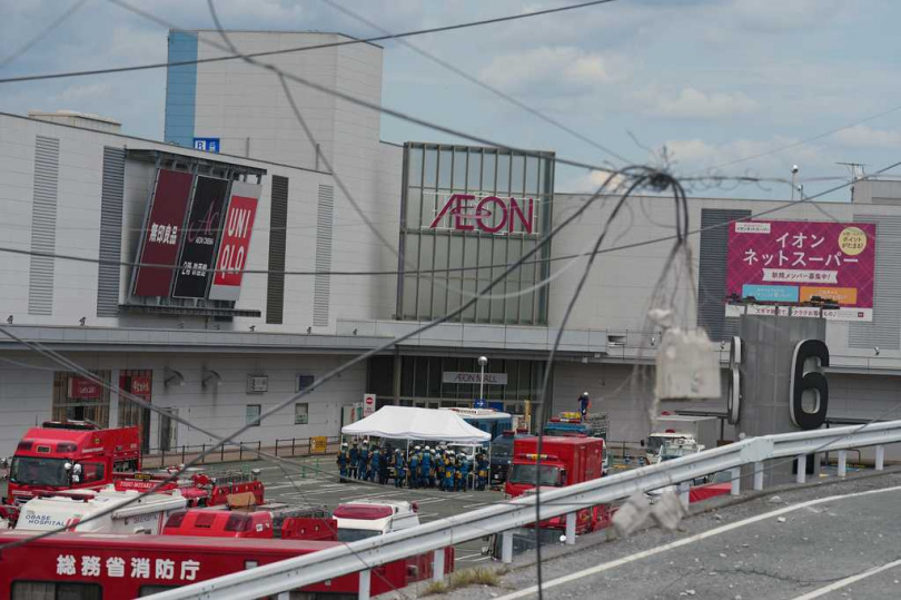 消防人員與重型機具持續在永旺夢樂城熊本瓦礫堆中搜索失聯者，把握黃金72小時救援。