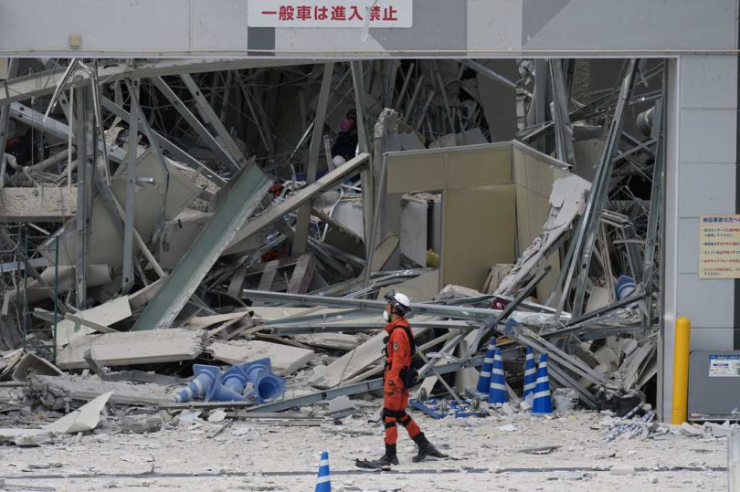 商場爆炸後內部嚴重毀損，大量商品散落、鋼骨外露，防衛省首度公開搜救影像。