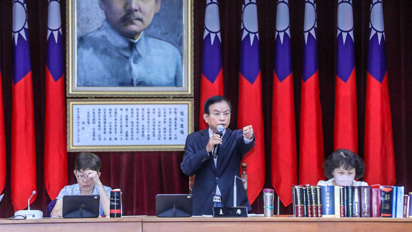 立法院財委會召開「公公併」議題公聽會,主席立委賴士葆質疑國票金副董陳冠舟「請假」理由很牽強。(圖/周志龍攝)