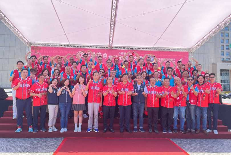 一名產業大老表示,爭理事長通常都是為了頭銜、名聲,跟公部門溝通方便,也能藉此和產業菁英有更多互動;有了人脈怎麼賺錢就各頻本事。圖為房仲路跑活動齊聚全國房仲業代表。(圖/房仲公會全聯會提供)