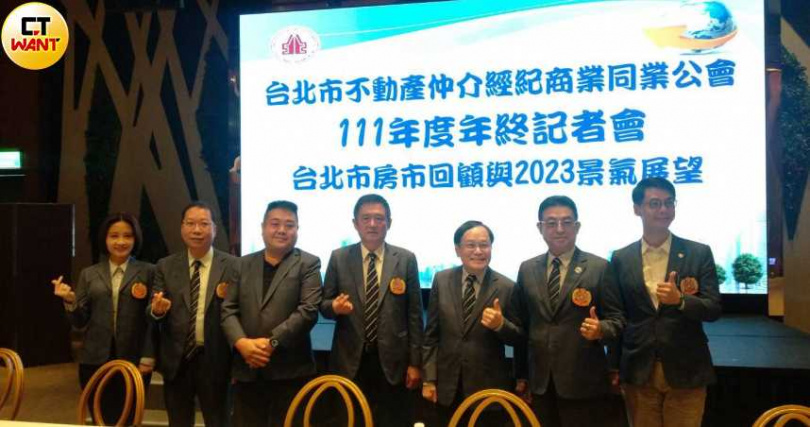 陳建慶與產業大老李同榮都指控,郭子立(中)連任又回鍋,理事長當了9年,再指定蘇金城(左2)當,蘇金城後也指定好人選,而如今蘇要再連任,公會20年都是同一票人掌控。(圖/林榮芳攝)