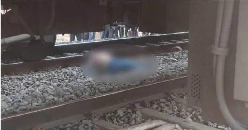 乘客以為是火災，紛紛跳下車廂逃生，隨後被相鄰軌道上的另一列火車撞死。（圖／X）