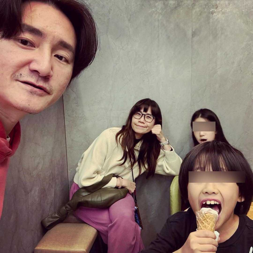 推機（左二）生日當天在準備爸爸的告別式，心中百感交集。（圖／推機IG）