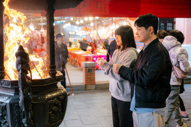 先面朝外拜天公，簡單自我介紹祈求平安，再按照廟內動線依序參拜。（圖／品牌提供）