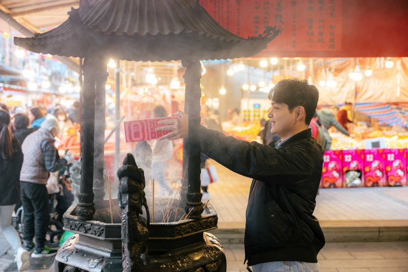 在天公爐插上三炷香，並拿聯名禮盒順時鐘繞香爐三圈。（圖／品牌提供）