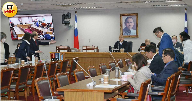 史上第一次三讀總預算後的立院朝野協商,今日登場,但政院是否會提預算覆議,仍沒有答案(圖/黃鵬杰攝)