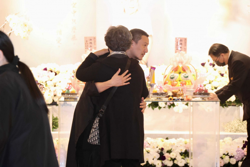 張震理平頭現身母親告別式。（圖／焦正德攝）
