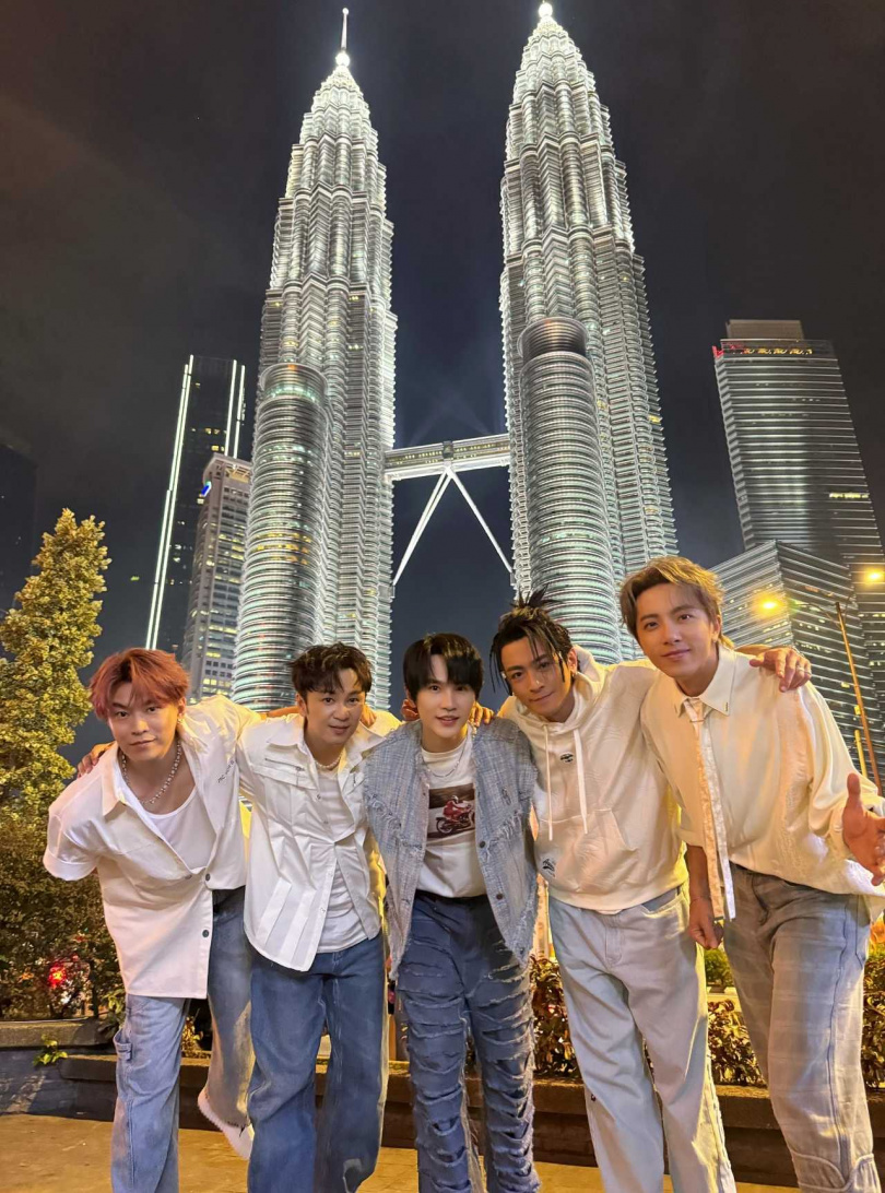 Energy在雙峰塔前大跳16蹲。(圖/相信音樂提供)