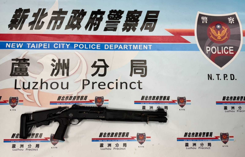 警方逮捕犯嫌時一併查扣犯案用槍械，霰彈槍一把。（圖／翻攝畫面）