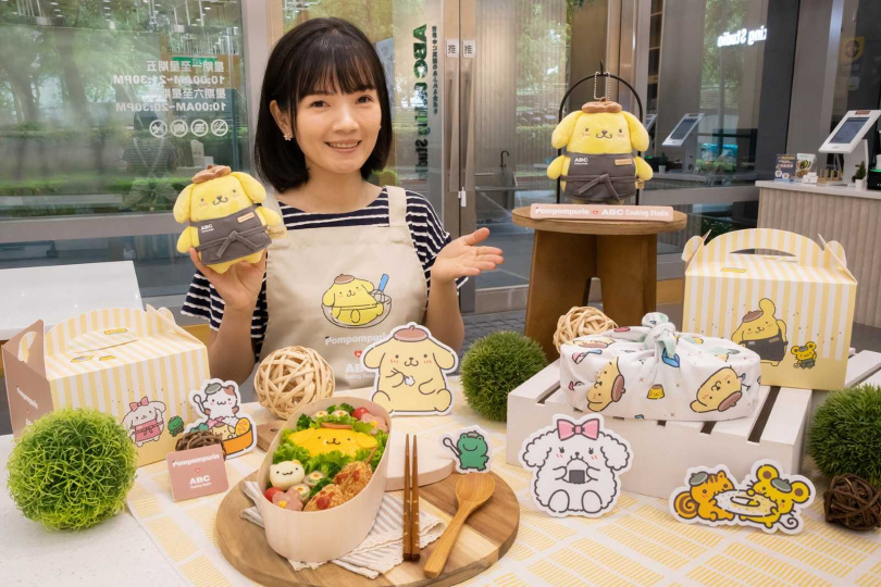 布丁狗的廚房夏日祭推出限量周邊，包括聯名圍裙售價680元、ABC會員價590元，以及絨毛吊飾售價630元、ABC會員價550元。（圖／ABC Cooking Studio提供）