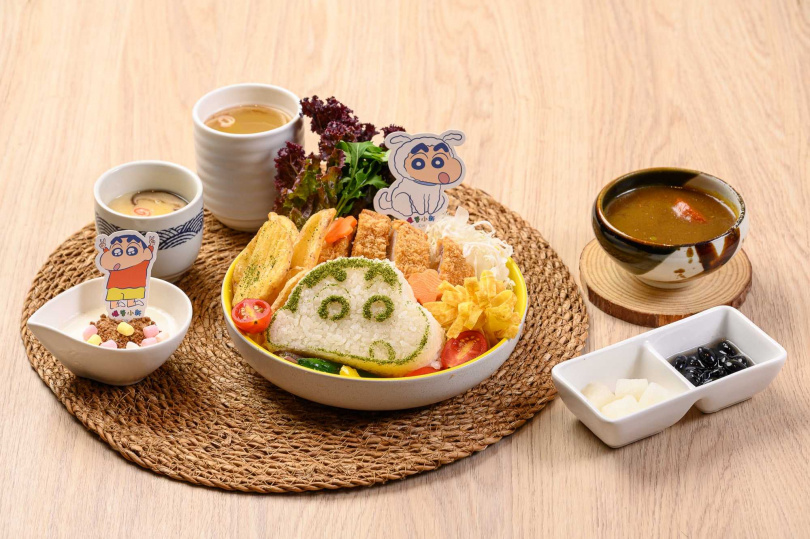 「媽媽的豬排咖哩飯哦！」嚴選里肌肉外裹麵衣炸至酥香、搭配獨家咖哩醬，並可見小新的俏皮模樣呈現在餐點上。（428元，圖／品田牧場提供）