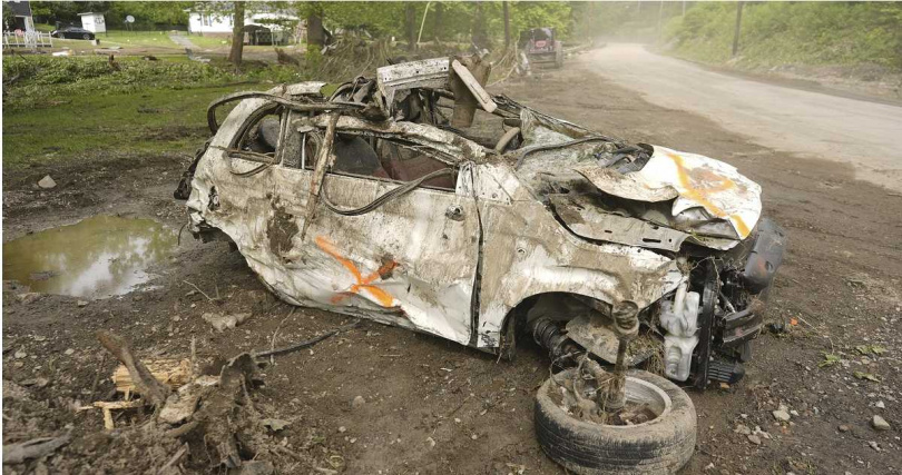 美國西維吉尼亞州洪水氾濫，泥漿夾雜碎石吞噬多條道路、民宅，就連汽車也被洪流沖走。（圖／達志／美聯社）