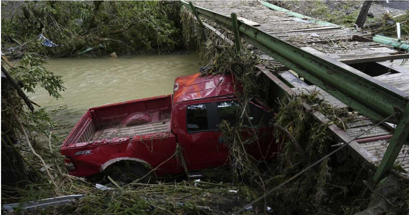 美國西維吉尼亞州洪水氾濫，泥漿夾雜碎石吞噬多條道路、民宅，就連汽車也被洪流沖走。（圖／達志／美聯社）